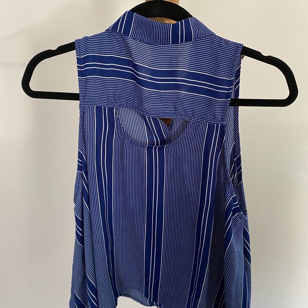 Light Collared Blouse - Picture 7 of 9